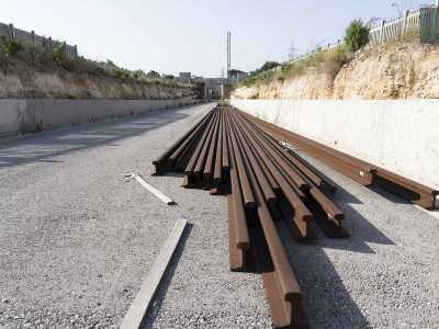 Da qui, proseguiamo verso strada Santa Caterina e giriamo subito a sinistra in una via sulla quale incontriamo lunghi pezzi di binari accatastati a ridosso di un muro e in attesa di avere un preciso posto all�interno della costruzione